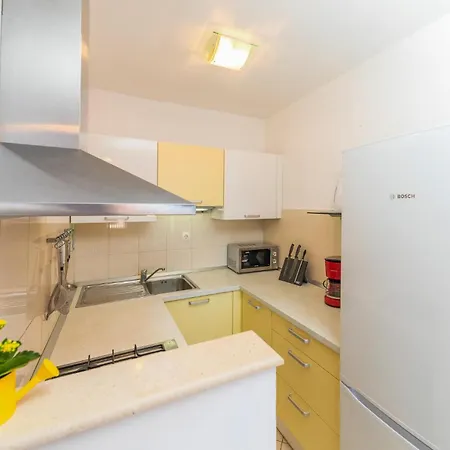 2 Bedroom In Okrug Gornji