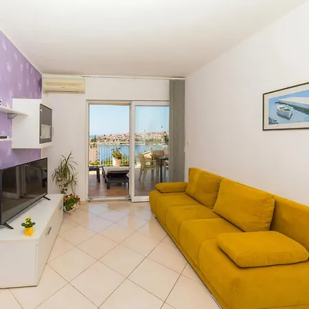 2 Bedroom In Okrug Gornji Apartamento