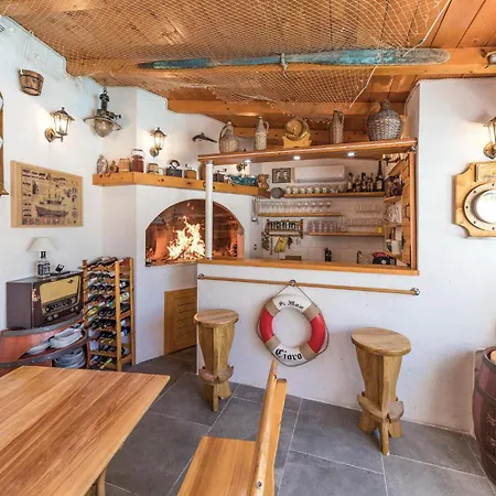 2 Bedroom In Okrug Gornji