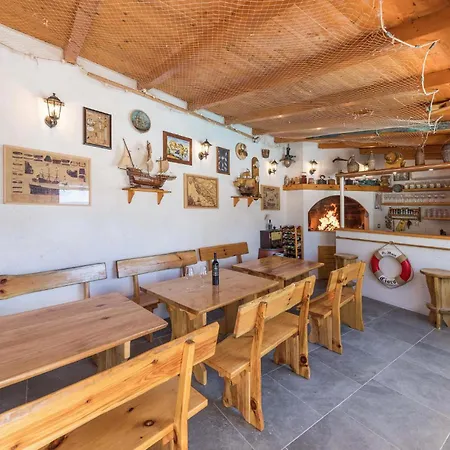 2 Bedroom In Okrug Gornji Apartamento Trogir