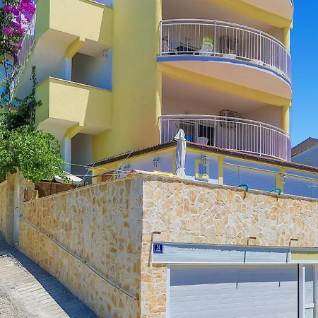 Apartamento 2 Bedroom In Okrug Gornji *