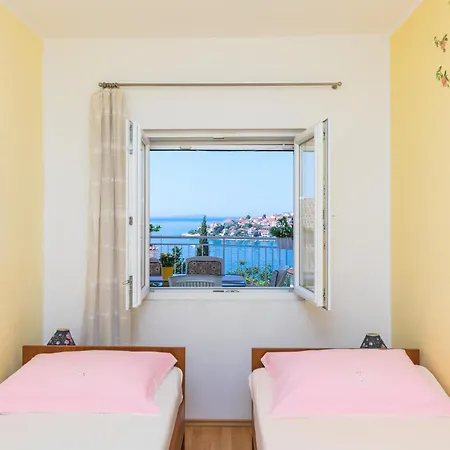 2 Bedroom In Okrug Gornji